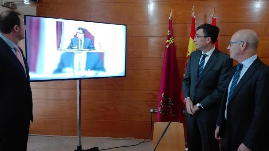 El consejero Juan Hernández, acompañado por el alcalde de Murcia, José Ballesta, durante la presentación del proyecto ´Replay´.