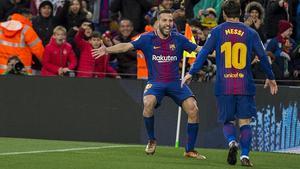 Messi celebra con Alba un gol del Barça ante el Celta.