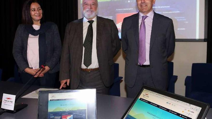 Veiga (centro), junto a la directora del departamento Comercial, Dolores Rois, y el jefe de Informática, David Silveira, ayer en el acto de presentación de la web. // M.G.B.