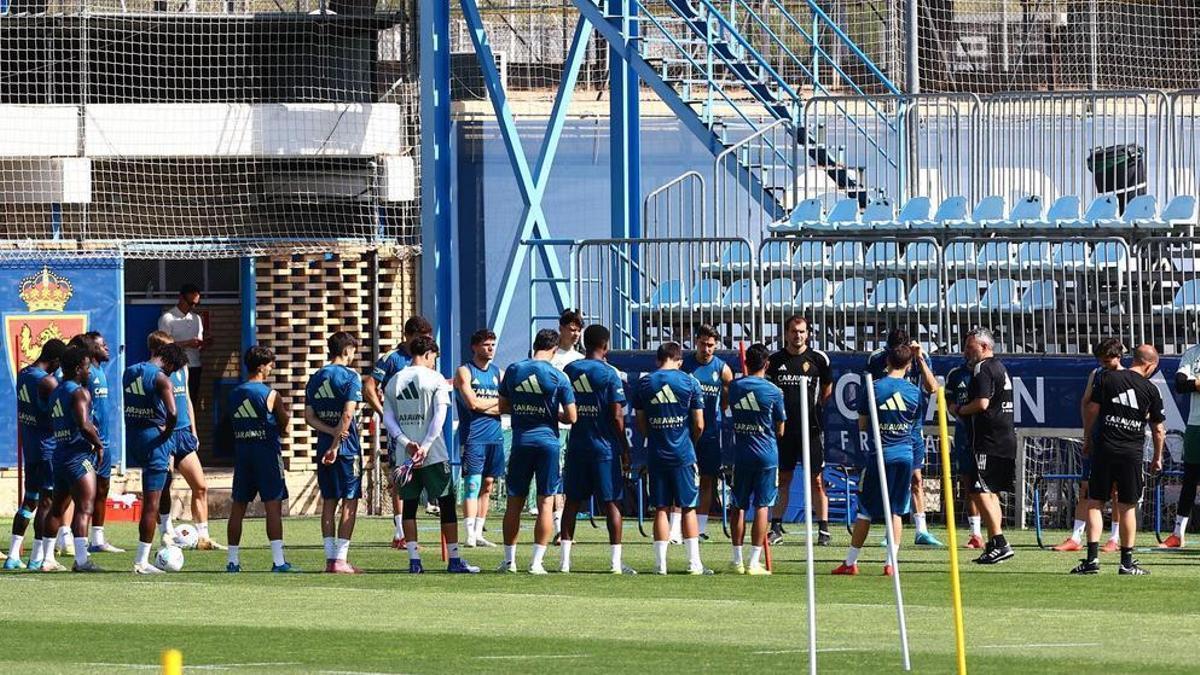 Los jugadores del Real Zaragoza, en uno de los últimos entrenamientos de la temporada pasada.