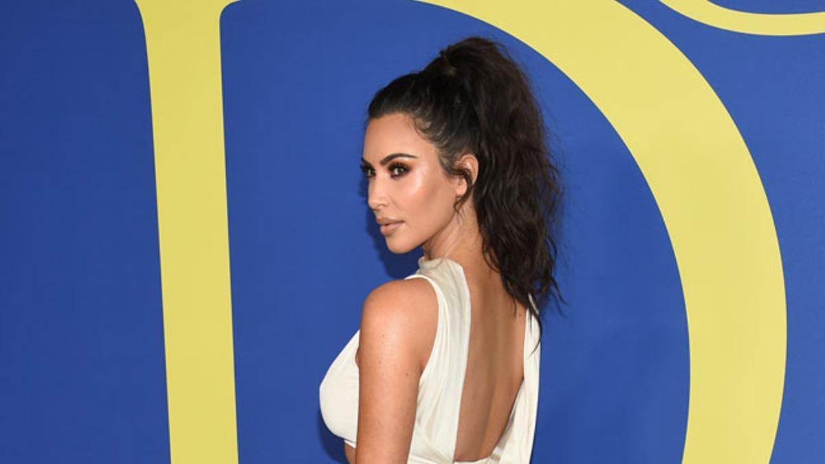Kim Kardashian recoge su premio CFDA presumiendo de 'tableta'