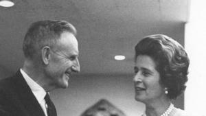 John D. Rockefeller III y Blanchette Hooker Rockefeller en Rockefeller Plaza, Nueva York, alrededor de 1968.