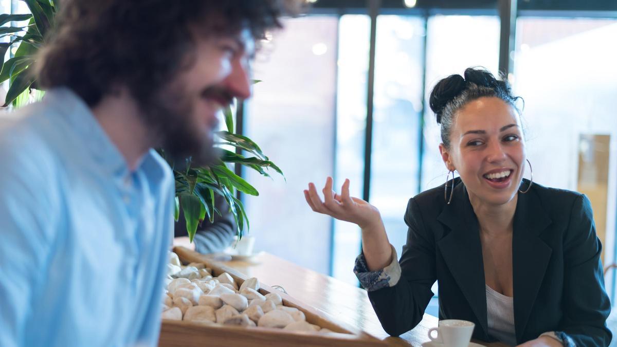 Dos personas hablando