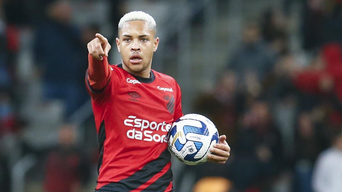 Vitor Roque, en un partido con el Atlético Paranaense.