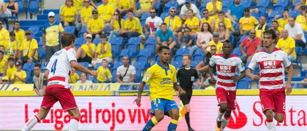 Jonathan Viera controla el balón durante el duelo ante el Granada.