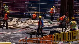 Extranjeros como los que construyen el Camp Nou sostienen el 'boom' del empleo