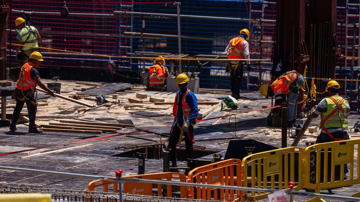 Obreros del Camp Nou trabajando en las obras del nuevo estadio.