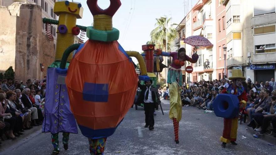 Color, crítica social y humor en la multitudinaria Cavalcada de Festes