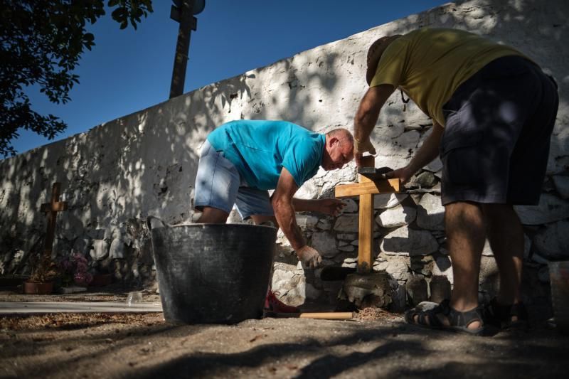 Cruces nuevas en el cementerio viejo de San Andrés