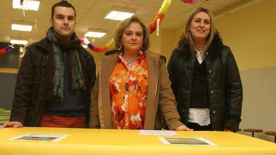 La directora Magdalena Miguéns (centro), en el colegio. // J.D.A.