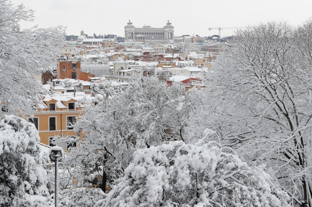 La neu deia imatges de postal a la ciutat de Roma