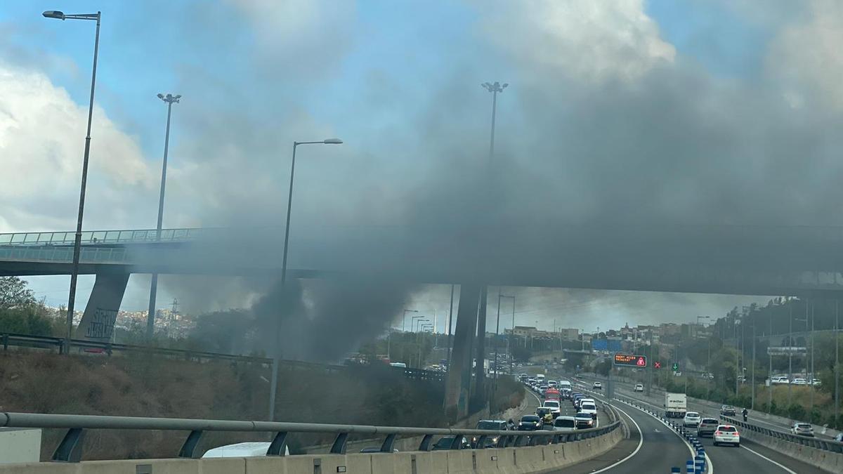 Barcelona  8/9/2021  incendio entrando a Barcelona por la Meridiana   FOTO: Laura Puig