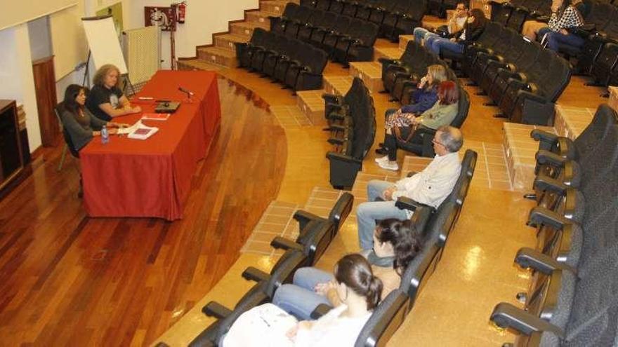 Acto de bienvenida a alumnos ayer en la EOI de Pontevedra. // S. A.
