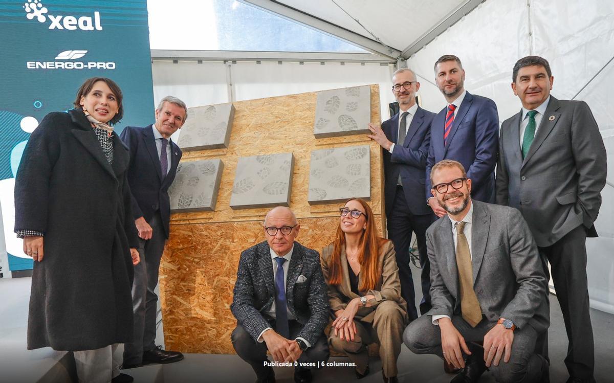 Rueda, Lorenzana, Sečka, Couto, García y Blanco, junto a las seis baldosas con las pisadas de los trabajadores de Xeal,