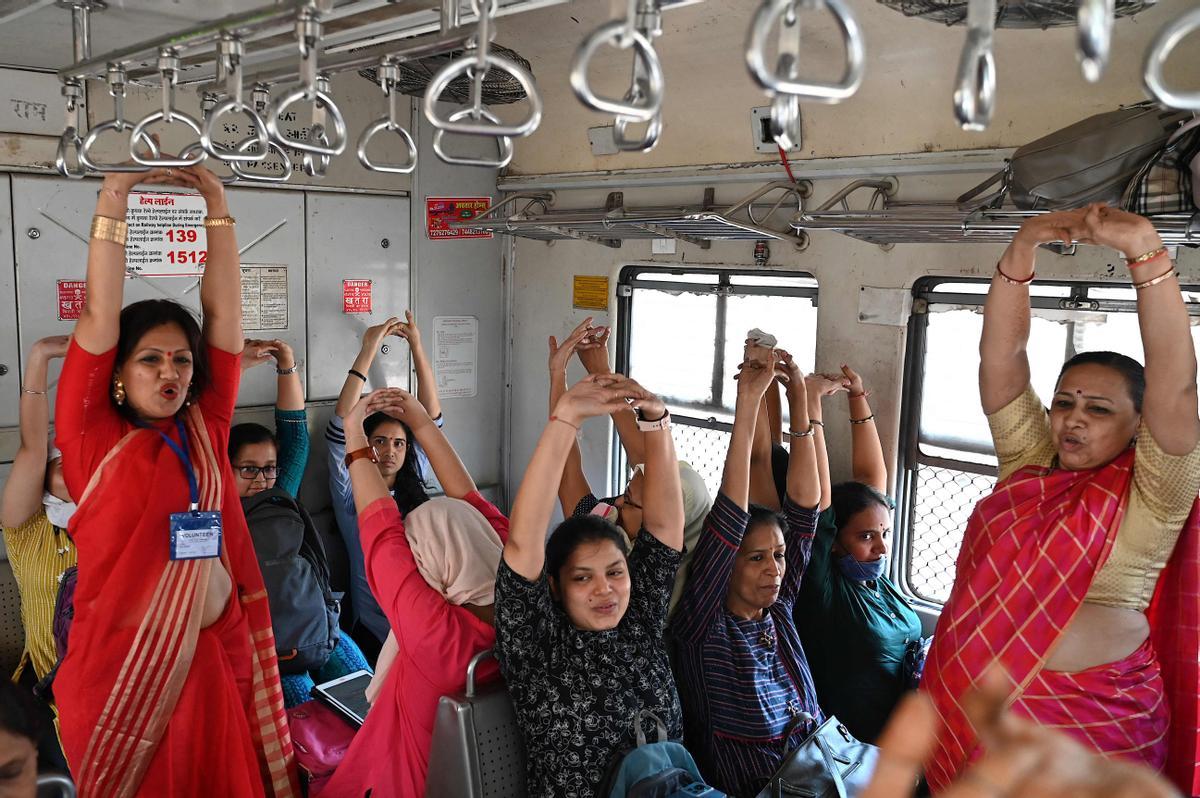 Yoga en el tren en India para celebrar el 8-M