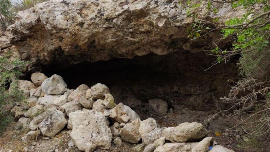 Vila desaloja y limpia las cuevas okupadas de es Soto | AE