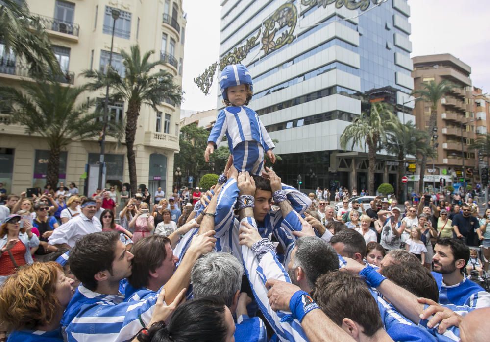 Hogueras 2019: El desfile de bandas reúne en el centro de la ciudad a millares de ciudadanos y turistas