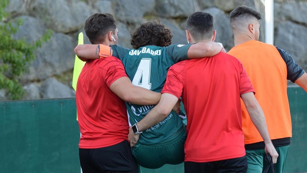 Javi Barrio abandona el terreno de juego