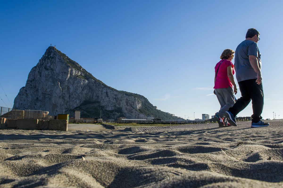 GIBRALTAR, 06/04/2017.- Una pareja pasea ante el peñón de Gibraltar en La Línea de la Concepción. FOTO/Raúl Caro