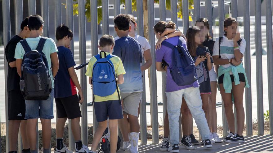 Alumnos del instituto de Jerez donde un menor acuchilló a tres profesores y dos compañeros. | ROMÁN RÍOS/EFE