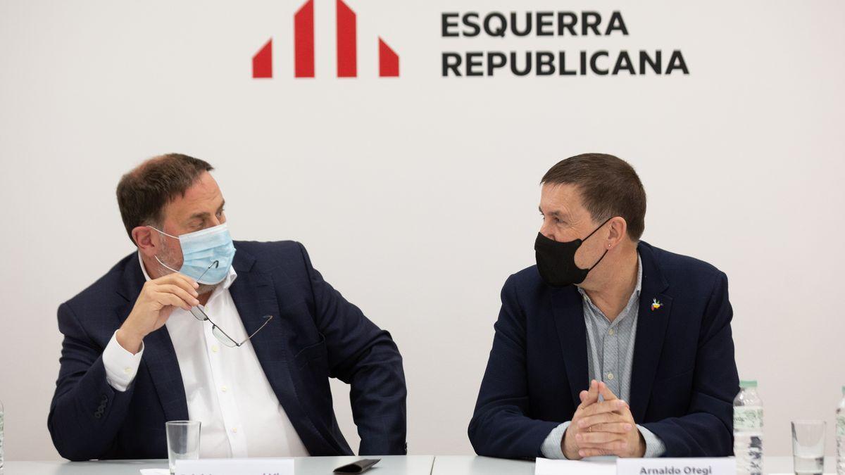 Oriol Junqueras y Arnaldo Otegi, este viernes, en la sede de ERC, en Barcelona.