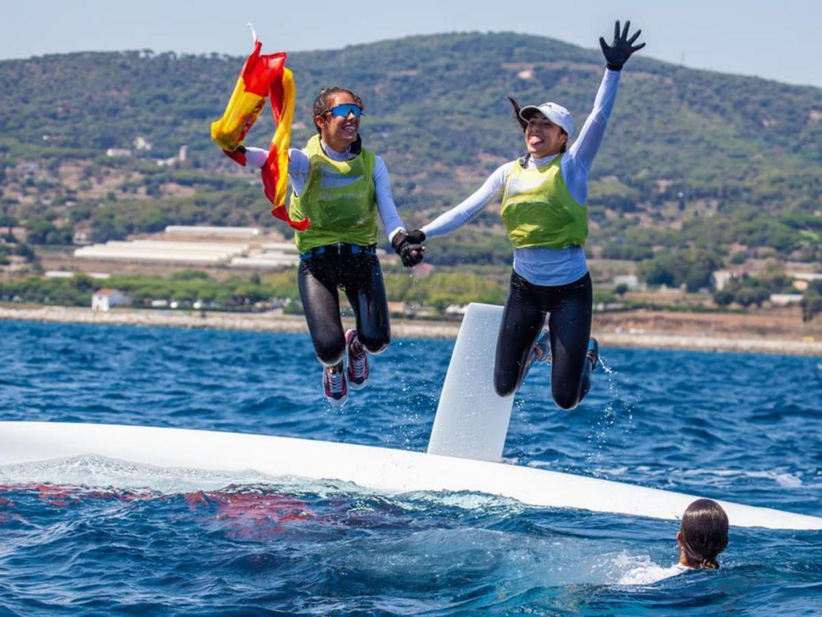 Las hermanas Laiseca celebran su título mundial arrojándose al mar. | | LAURA CARRAU