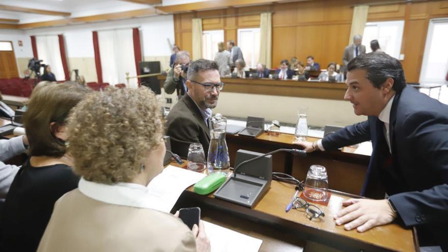 Pleno de noviembre. El alcalde, José María Bellido, charla con concejales de la oposición antes de la sesión.