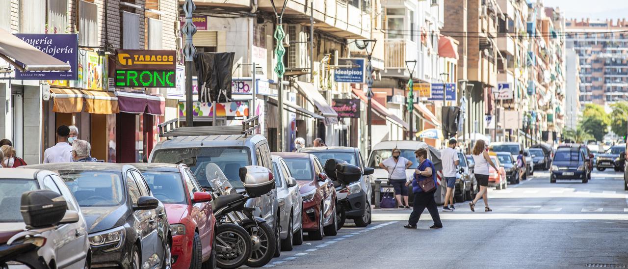 Calles de Carolinas con las líneas pintadas de azul desde hace más de tres meses