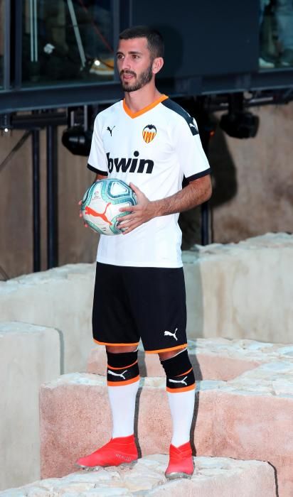 Así es la nueva equipación del Valencia CF para la temporada 2019/2020