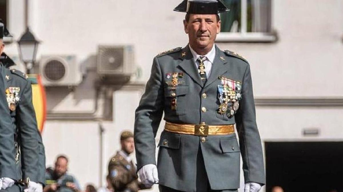 El coronel José María Tienda Serrano pasa revista en la Comandancia de la Guardia Civil de SantaCruz de Tenerife, en una imagen de archivo.