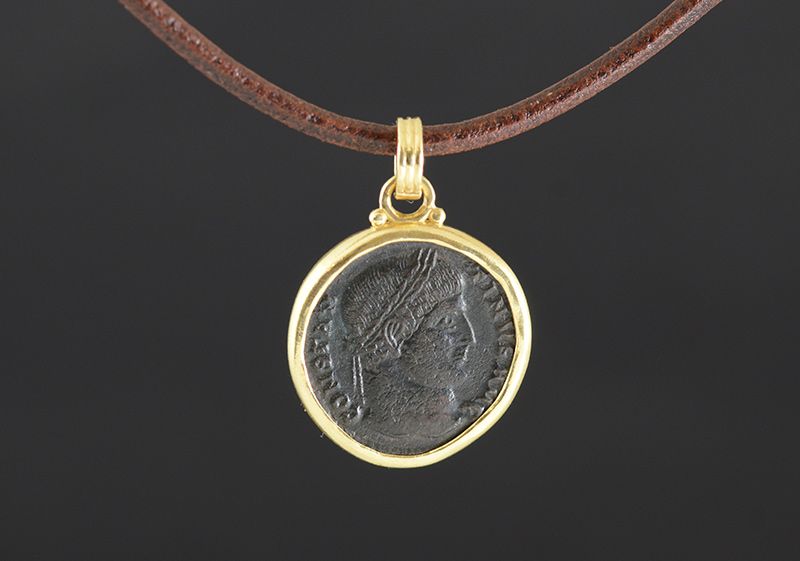 Colgante con moneda romana del Siglo IV.