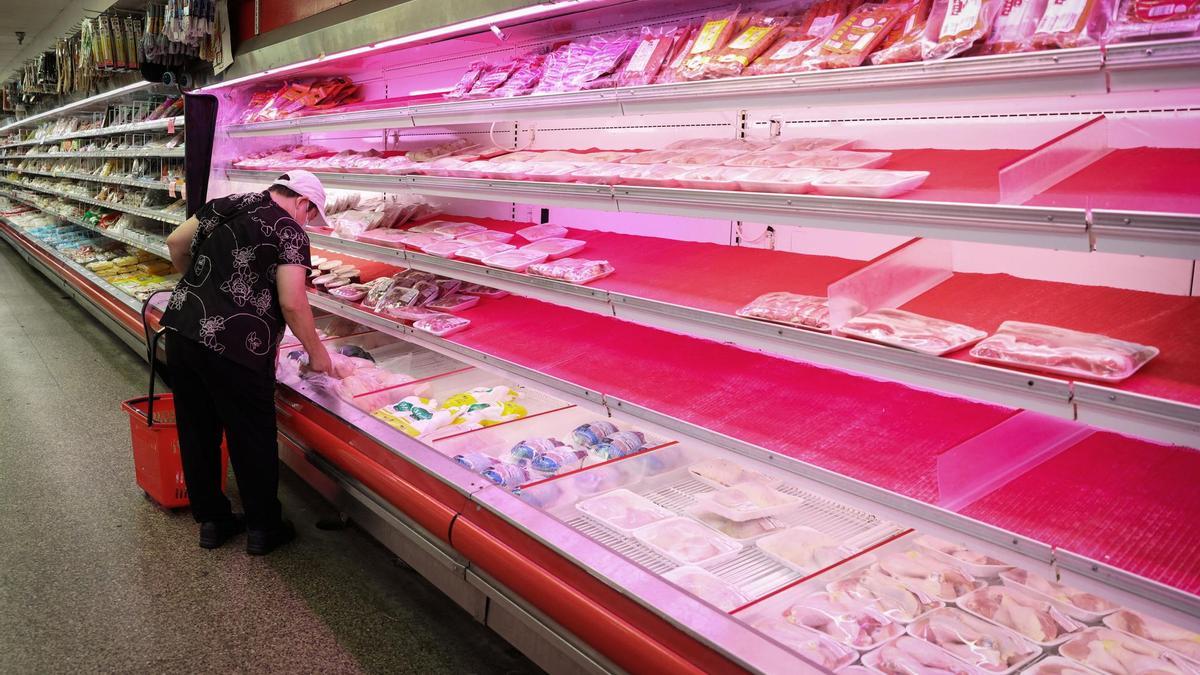 Una clienta realiza la compra en un supermercado de Manhattan.