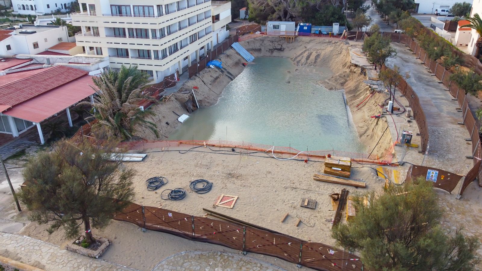 La lluvia inunda el terreno de las obras de los apartamentos de lujo en Formentera