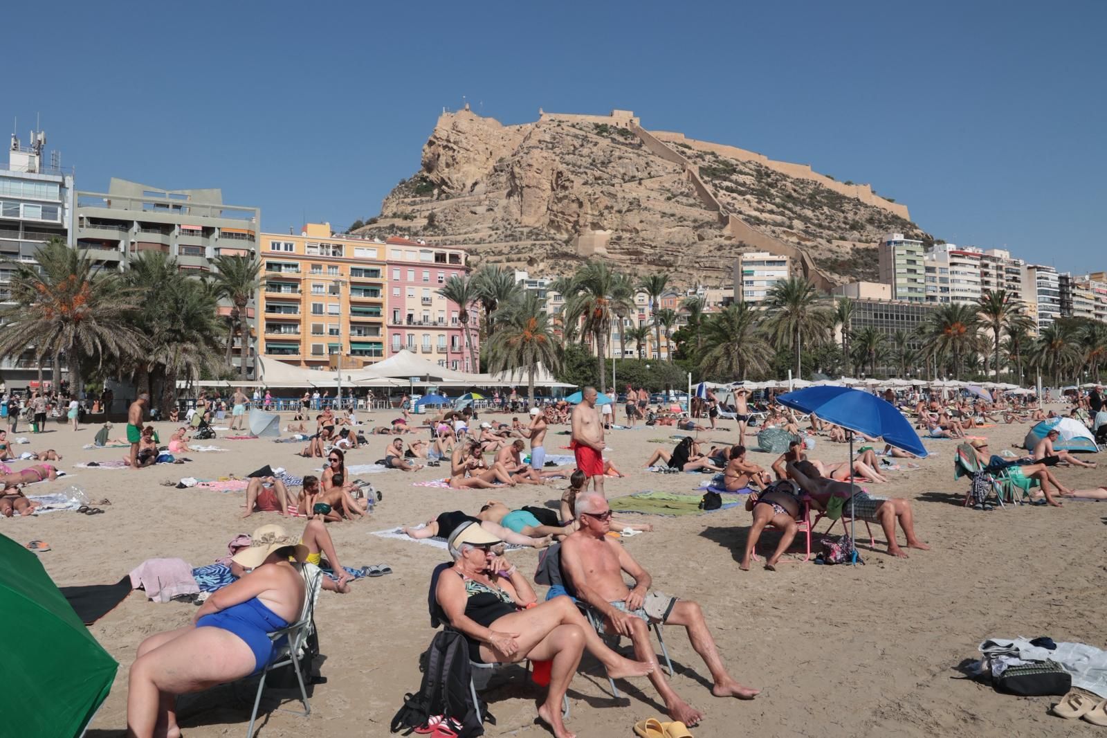 El martes de sol tras la dana Alice llena la playa del Postiguet de Alicante