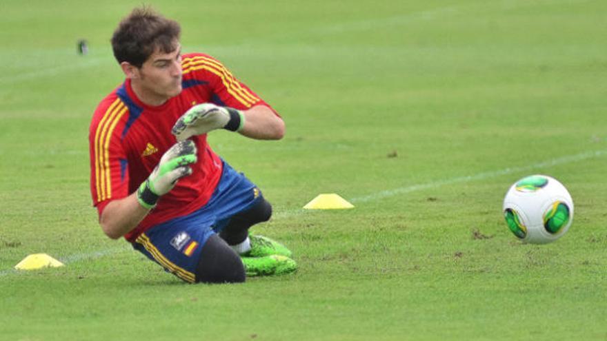 Iker Casillas entrena con la selección.