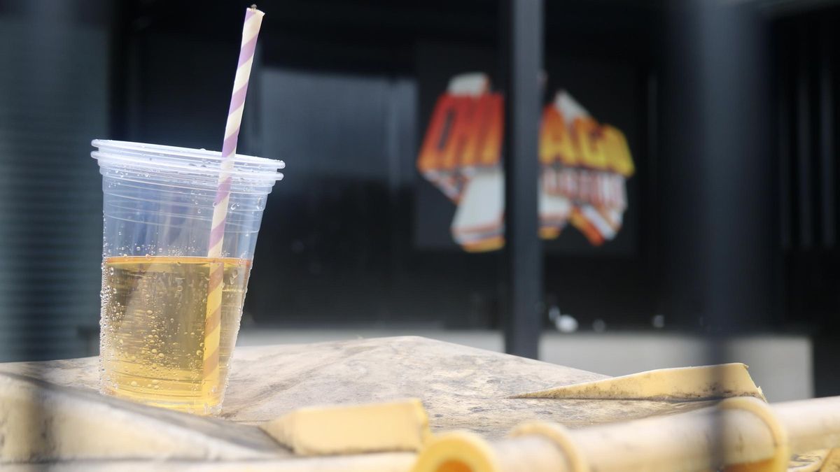 Una beguda alcohòlica reposant sobre una taula.