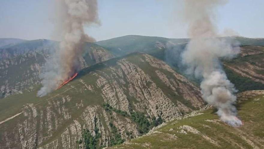 Vista aérea de los incendios de ayer en el parque natural de O Invernadoiro.