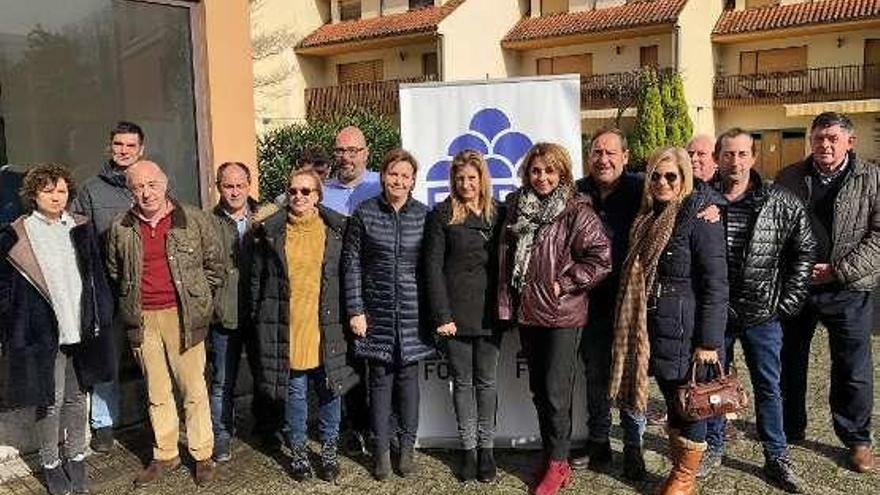 Carmen Moriyón y Marián García de la Llana, arropadas por la junta directiva y afiliados de Foro en Llanes, ayer.