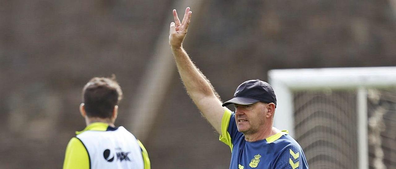 El entrenador amarillo José Mel Pérez, ante Eric Curbelo, durante un entrenamiento, en  Barranco Seco.