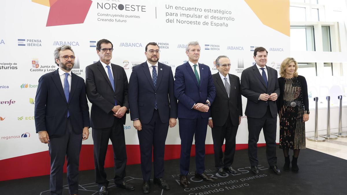 Por la izquierda, Aitor Moll, Ruiz Moreira, Adrián Barbón, Alfonso Rueda, Javier Moll, Alfonso Fernández Mañueco y Ainhoa Moll.