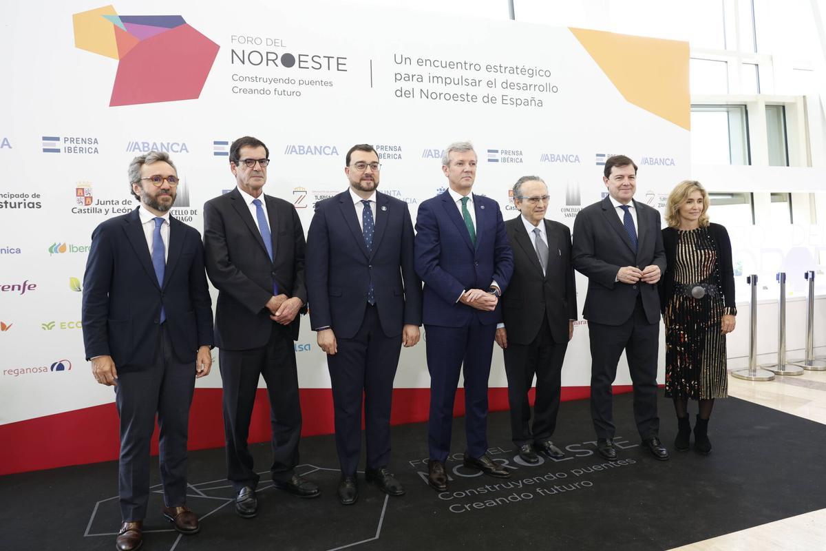 Por la izquierda, Aitor Moll, Rui Moreira, Adrián Barbón, Alfonso Rueda, Javier Moll, Alfonso Fernández Mañueco y Ainhoa Moll.