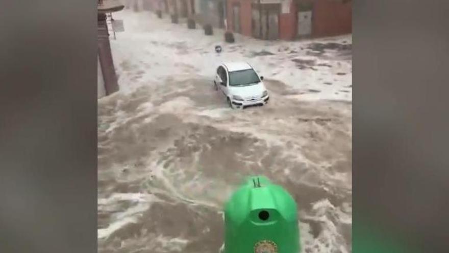 Un torrente de agua convierte en un río las calles de Benaguasil