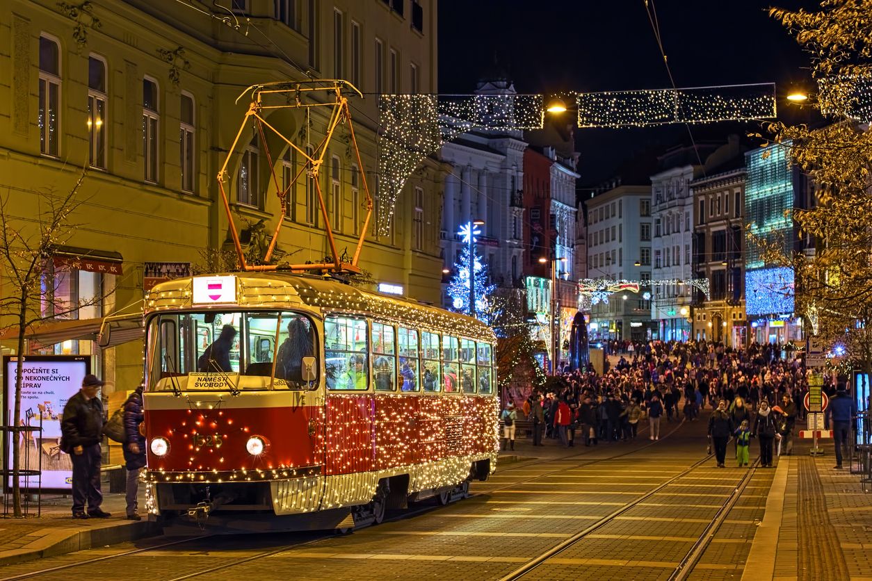 Chequia es un país muy top para vivir la Navidad. Aquí, tranvía navideño, en Brno.