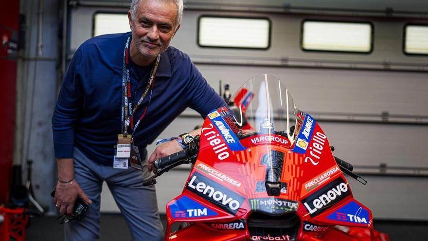 Mourinho: &quot;MotoGP es como el fútbol: si no tienes una buena moto o buenos futbolistas, no ganas&quot;