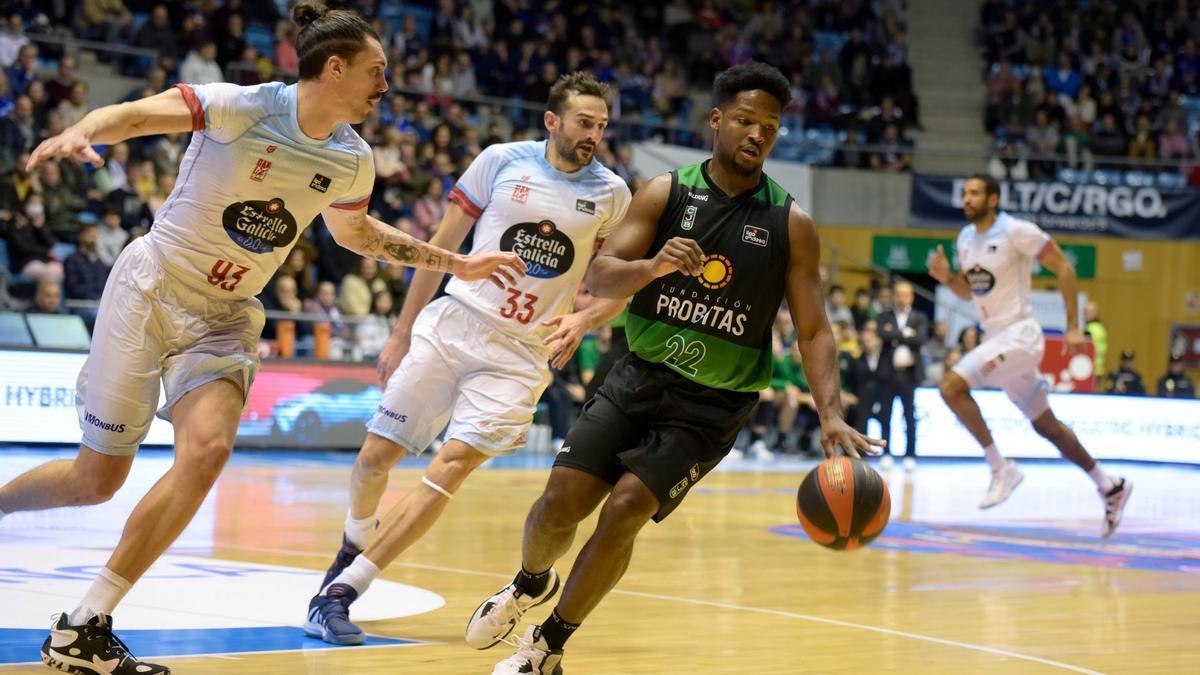 Feliz, en una acción del plácido partido del Joventut en la pista del Obradoiro