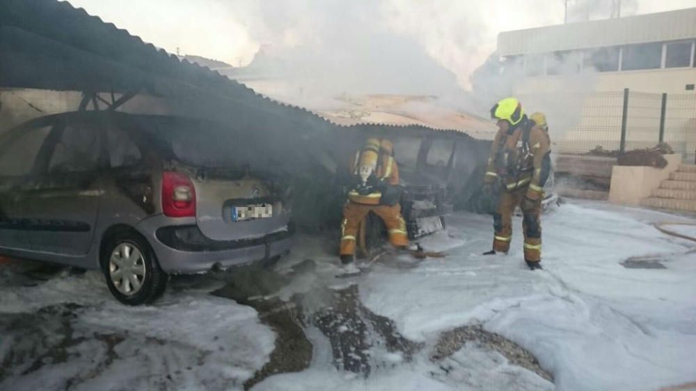 Aparatoso incendio de coches junto al peaje de La Vila