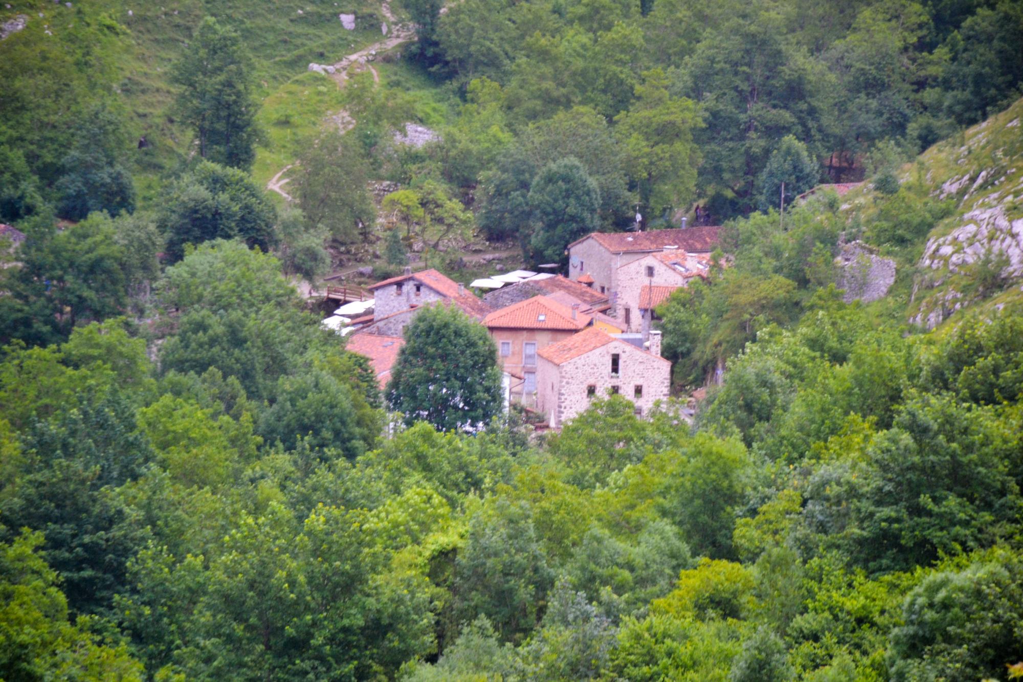 Algunas casas de Bulnes de Abajo, vistas desde una esquina del camino que sube en ascenso a la zona de arriba.