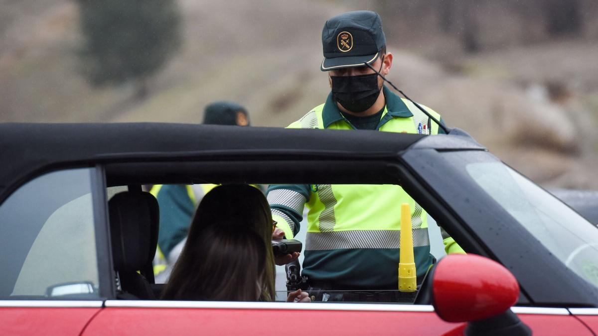 Dos agentes de la Guardia Civil realizan un control