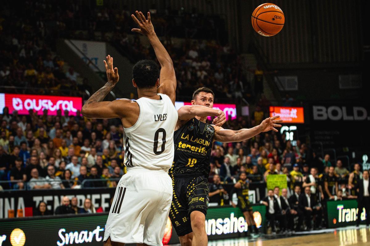 Fridriksson pasa el balón ante la marca de Lyles.