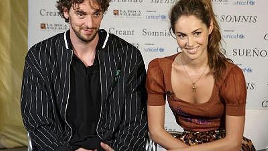 El jugador de Los Lakers de Los Ángeles Pau Gasol y la modelo Priscila de Gustin posan durante la sesión fotográfica solidaria a favor de Unicef que formará parte del libro &quot;Creando Sueños&quot;, un proyecto impulsado por el centro comercial La Roca Village en su décimo aniversario, al que se han sumado diez personajes ilustres, diez modelos y diez escritores.